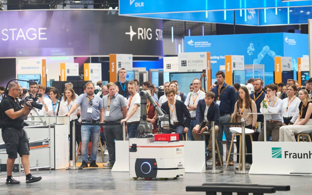 Teaser Showcase »Mobile Robots in Production: Mesh-Up« Das Bild zeigt eine Szene im Zusammenhang mit der Automatica 2025, die Technologie oder Automatisierung thematisiert.
