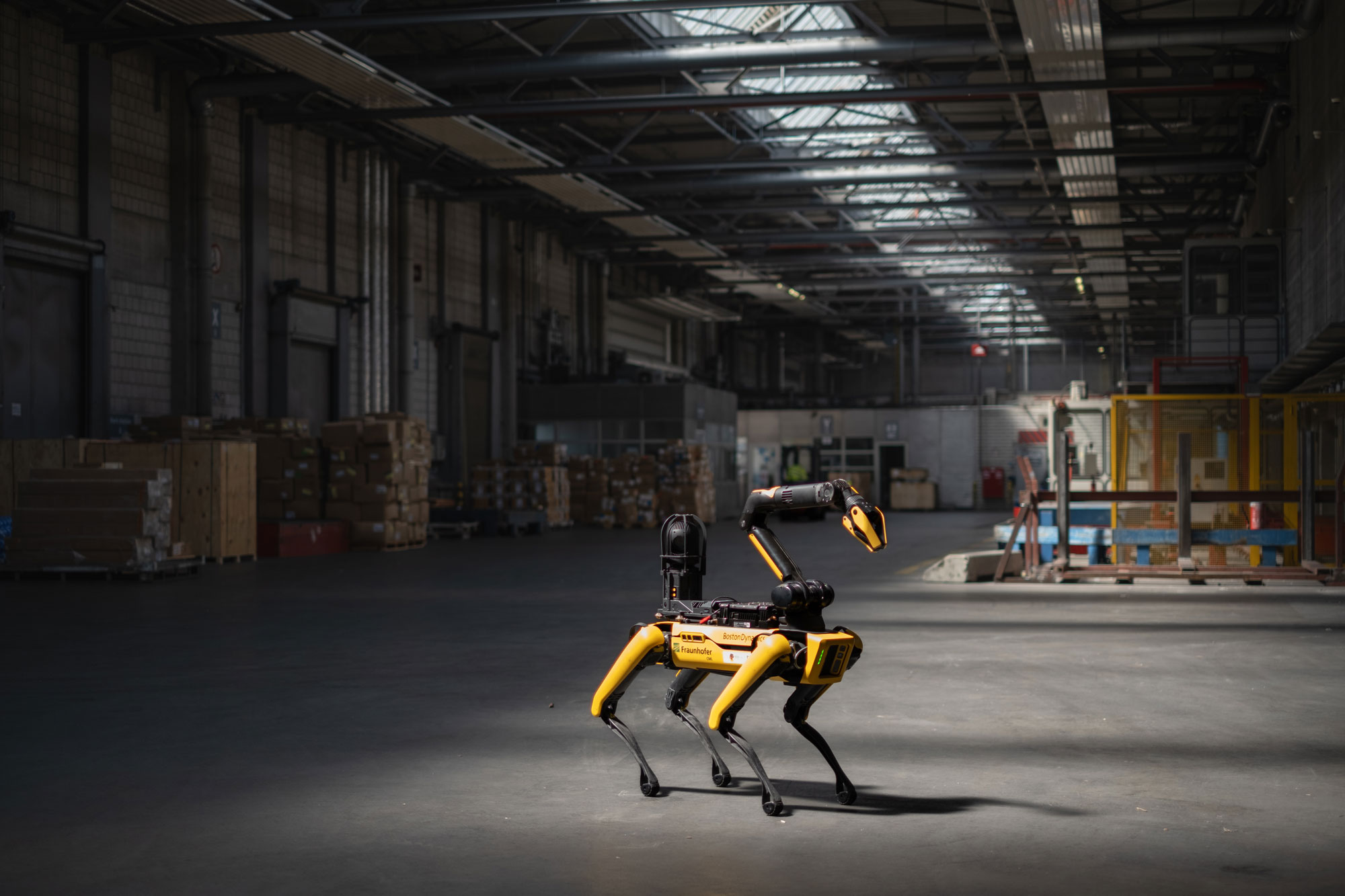 Roboterhund Spot von Boston Dynamics patrouilliert autonom in der Lagerhalle bei der Luftfrachtabfertigung am Flughafen München während der Präsentation des Forschungsprojekts DTAC.