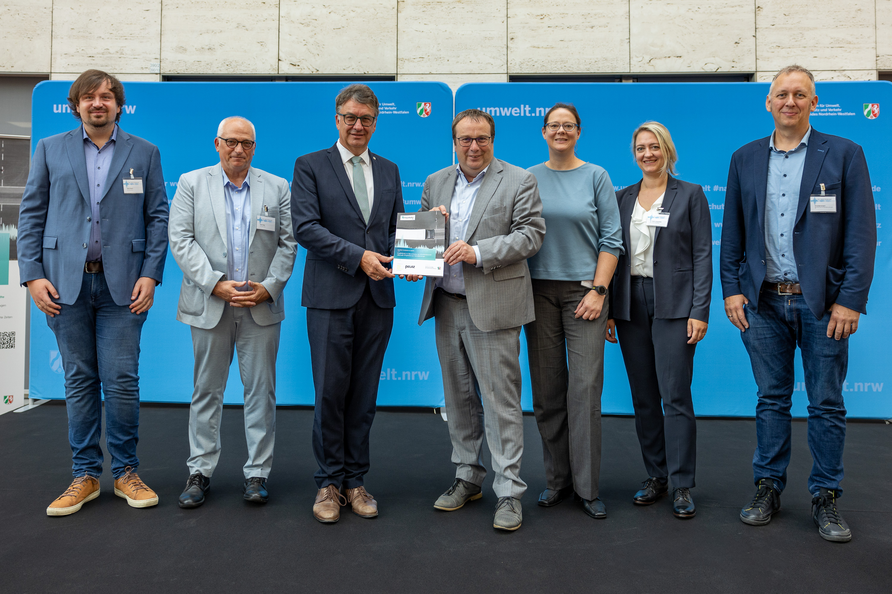 Gruppenbild der beteiligten Personen bei der Übergabe des Handbuchs für Geräuscharme Logistik