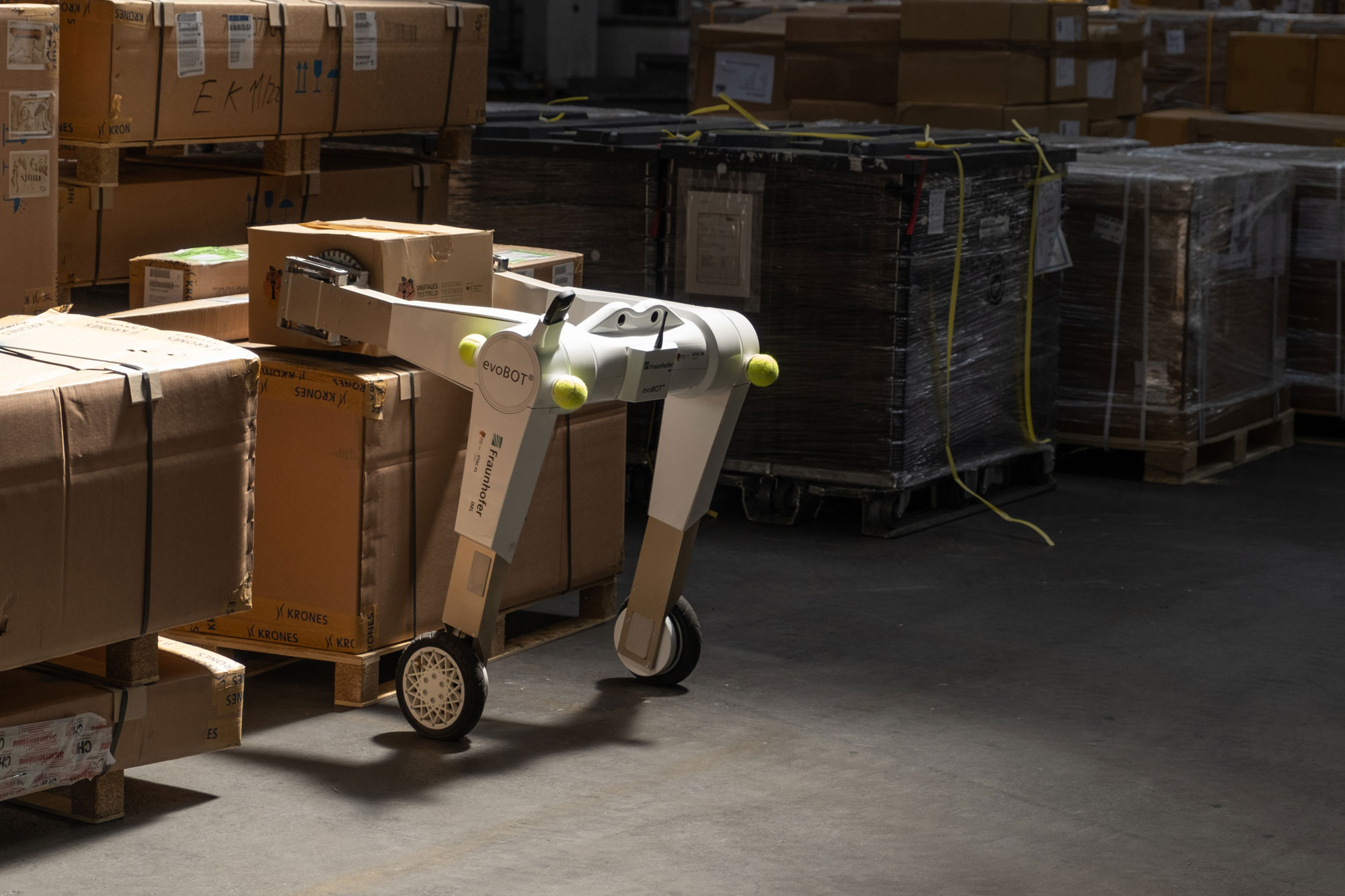 evoBot, designed by Fraunhofer IML, lifts parcel from pallet during air freight handling at Munich Airport during the demonstration of the DTAC research project.