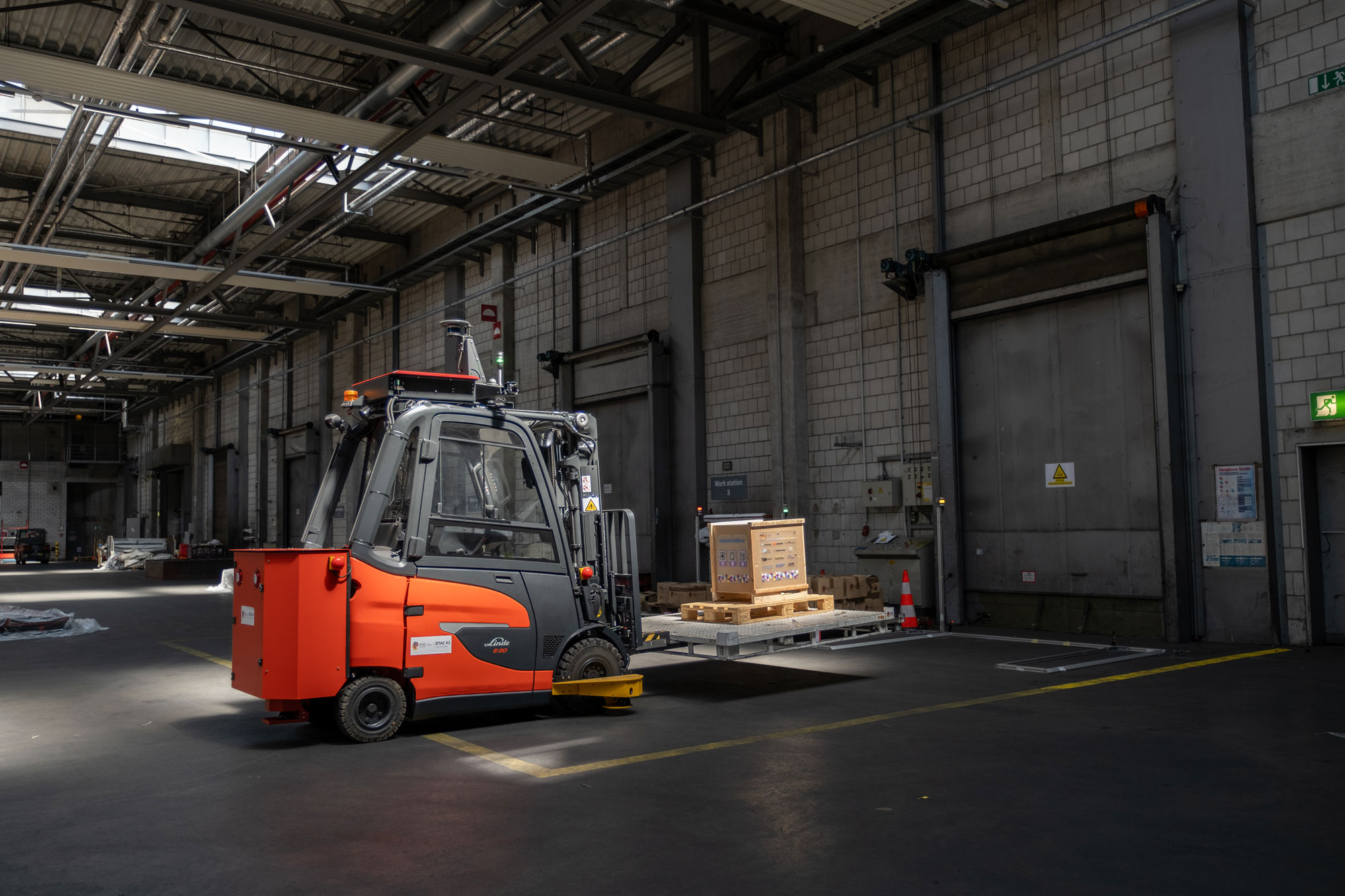 Autonomously controlled forklift truck from Fraunhofer IML sets down large warehouse pallet during air freight handling at Munich Airport during the demonstration of the DTAC research project.